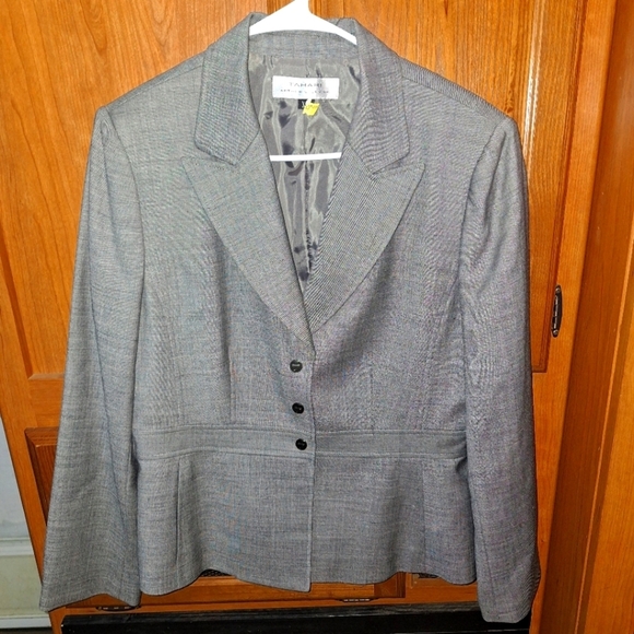 Tahari Gray Women's Gray Wool Blend Blazer In A Womens Size 12. EUC - Picture 1 of 7